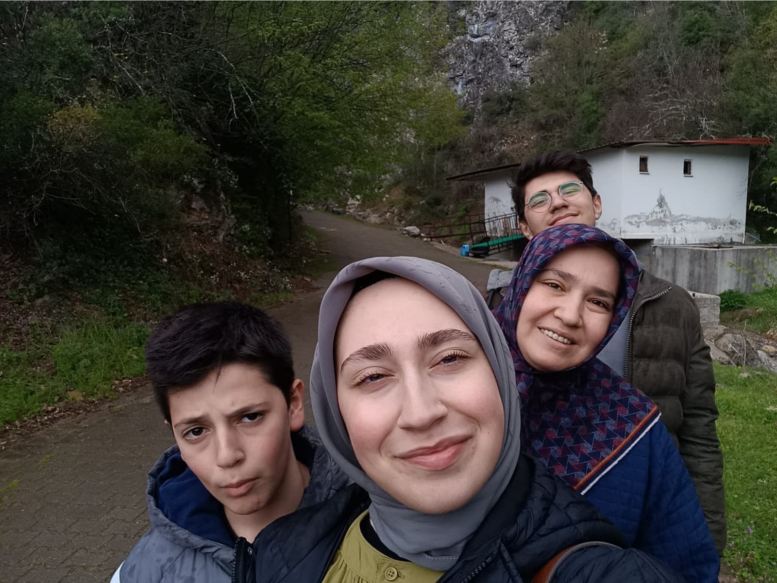 Safranbolu gezimiz biraz yağmurlu ve akşama doğru can sıkıcı olsa da biz seninle vakit geçirdiğimiz için mutlu olarak günü kapattık. Bazen haftasonu canımız sizinle gelmek istemiyor olabiliriz ama bu bizim tembelliğimizden yoksa ki seninle vakit geçirmeyi çok seviyoruz.