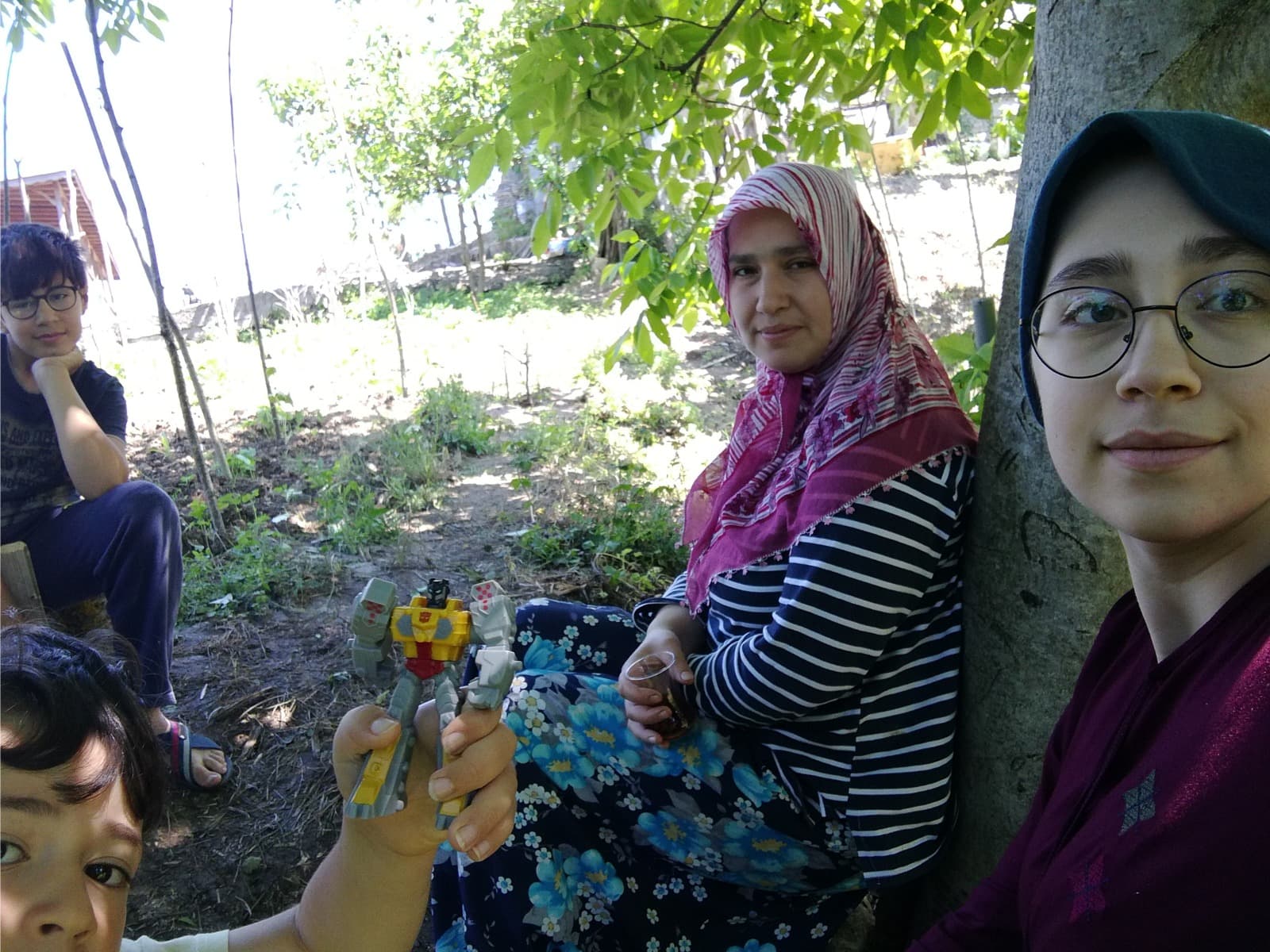 Eren günler boyu çardak yapmak için uğraşmıştı ve o gün sonunda oturabilmiştik. Korona döneminin en iyi yanı köye erkenden gidip ailecek çok güzel vakit geçirebilmiş olmamızdı.